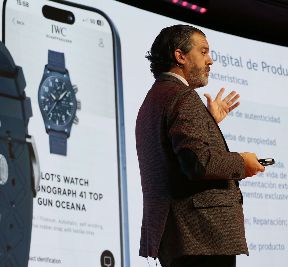 Pedro Lopez-Belmonte presenting on Digital Product Passports